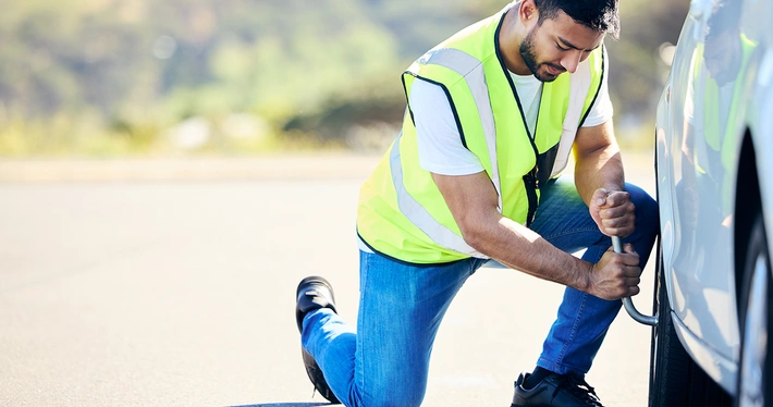 Image of How to Change a Wheel Safely at the Roadside